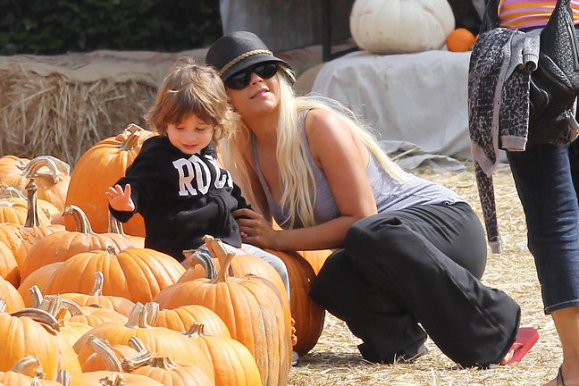 Christina Aguilera, black pants, tank top, gray tank top, sunglasses, black hat